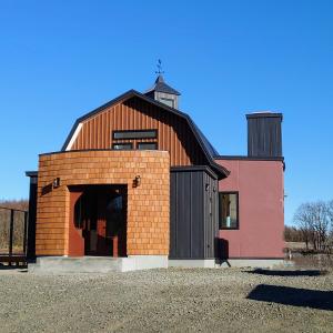 鹤居村Tsukushi Village的一座大型砖砌建筑,顶部设有钟楼