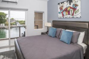 Jolly Harbour246C, South Finger, Waterfront的一间卧室配有一张床,享有水景