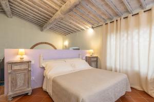 基安蒂盖奥勒博尔戈卡萨尔文托酒店的卧室配有白色的床和窗户。