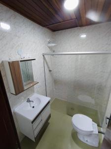 坎波斯杜若尔当Cantinho do sossego的浴室配有白色卫生间和盥洗盆。