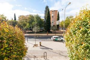 格拉纳达Piso junto a Parque de las Ciencias en Granada的停车场的白色汽车