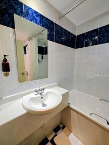 罗瑟勒姆Carlton Park Hotel Rotherham的白色的浴室设有水槽和浴缸。
