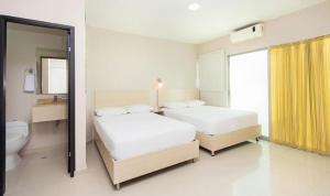 里奥阿查Ribai Hotels -Riohacha的酒店客房带两张床和一间浴室