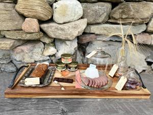 OrmstownEco Lodge Bûcheron Bergère的盘子上放不同种类的食物