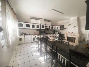 GH Odivelas - Quartos em Casa com Bilhar!的厨房配有桌椅和壁炉。