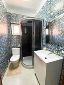 GH Odivelas - Quartos em Casa com Bilhar!的浴室配有卫生间、淋浴和盥洗盆。
