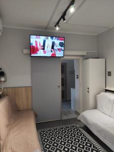什切齐内克BR sc NR2-całe mieszkanie的客厅的墙上配有平面电视。