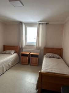 科韦利Apartment的一间卧室设有两张床和窗户。