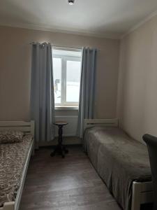 科韦利Apartment的一间卧室设有两张床和窗户。