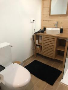 朗通La Cabane 14的浴室配有白色卫生间和盥洗盆。