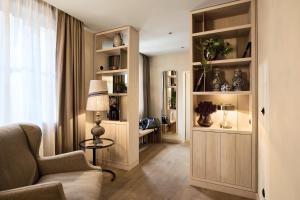 慕尼黑普拉茨尔酒店 - 高级的客厅配有沙发和椅子