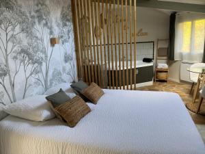 蒙特多尔Le Domaine du Sillon的卧室配有带枕头的大型白色床