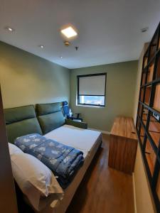 圣保罗FLAT HOTEL DOIS QUARTOS AV IBIRAPUERA 2927的一间卧室配有一张床、一张桌子和一个窗户。
