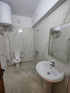 培拉特City Center Apartment的白色的浴室设有水槽和卫生间。