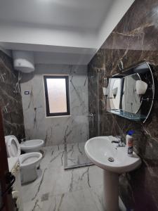 培拉特City Center Apartment的一间带水槽、镜子和卫生间的浴室