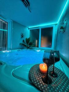 锡比乌Luxor - Jacuzzi&Cozy Apartments的蓝色客房 - 带蜡烛浴缸