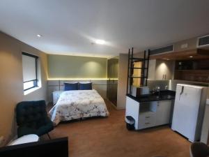 圣保罗FLAT HOTEL DOIS QUARTOS AV IBIRAPUERA 2927的一间卧室配有床、水槽和冰箱