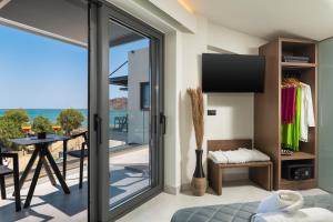 埃亚玛琳娜奈奇多Elia Agia Marina Resort的海景客房 - 带滑动玻璃门