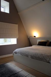 EsneuxUn Toit sur les Monts的一间卧室设有一张床和一个窗口