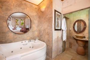 乌奇希萨尔Cappadocia Fairy Chimneys Selfie Cave Hotels - Special Class的带浴缸、水槽和镜子的浴室