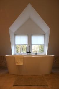 EsneuxUn Toit sur les Monts的窗户前的白色大浴缸