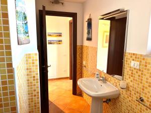 罗卡迪坎比奥Casa vacanze Borgo Rondini的一间带水槽和镜子的浴室