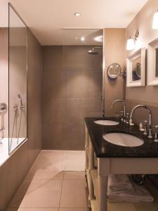 巴黎New Hotel Roblin的一间带两个盥洗盆和淋浴的浴室