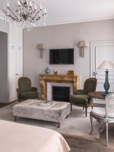巴黎New Hotel Roblin的客厅设有壁炉和电视。