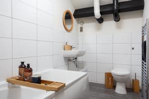 布雷得佛Large Duplex Penthouse Apartment的带浴缸、盥洗盆和卫生间的浴室
