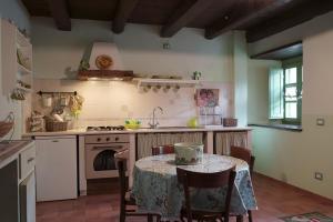阿贝托内Agriturismo Al Castagno的厨房配有桌子和桌布