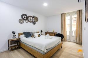 加的斯Traveler´s Dream by Cádiz Time的卧室设有一张白色大床和一扇窗户。