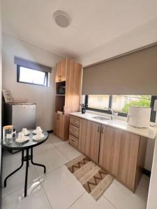 Baie du TombeauKozy Korner Apartment的厨房中间设有小桌子