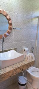 布希奥斯Pousada Gente Bonita Mirante的一间带水槽、卫生间和镜子的浴室