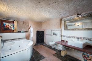乌奇希萨尔Cappadocia Fairy Chimneys Selfie Cave Hotels - Special Class的带浴缸、卫生间和盥洗盆的浴室