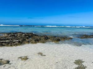 TeavaroBungalow TEIPO的晴天,海滩上拥有岩石和海洋