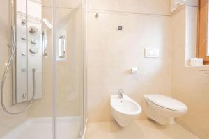 卡纳泽伊Cesa Delba的带淋浴、卫生间和盥洗盆的浴室