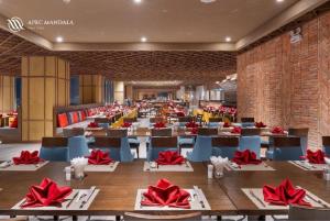 绥和市Wins House - Apec Mandala Phú Yên的用餐室配有桌椅和红色餐巾