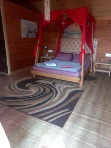 阿姆波尔Love Temple Beach Resort的地毯间一张带天蓬的床