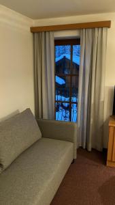 弗拉绍Appartement Stahlhammer的带沙发和窗户的客厅