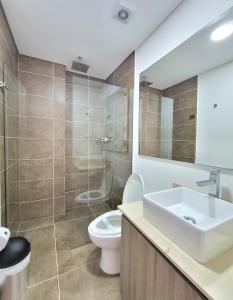 麦德林New Luxury 3 Bedroom Apartment in Great Area.的浴室配有卫生间、盥洗盆和淋浴。