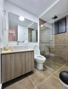 麦德林New Luxury 3 Bedroom Apartment in Great Area.的浴室配有卫生间、盥洗盆和淋浴。