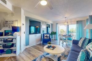 圣徒皮特海滩Gulf Strand Resort 308的客厅配有沙发和桌子
