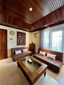 塞米亚克Galayanee’s Resort Apartment的客厅配有两张沙发和一张咖啡桌