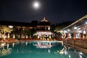塞米亚克Galayanee’s Resort Apartment的夜间在大楼前的游泳池