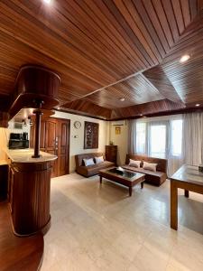 塞米亚克Galayanee’s Resort Apartment的大型客厅设有木天花板。