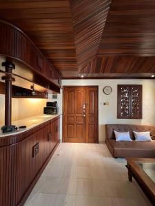 塞米亚克Galayanee’s Resort Apartment的带沙发和木制天花板的客厅