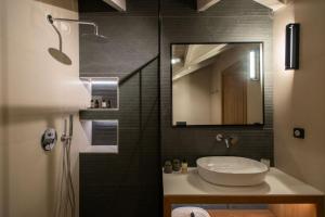 阿里克斯YOLO Resort - Loft的一间带水槽和镜子的浴室