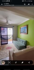 瓜拉派瑞Guarapari Enseada Azul的带沙发和绿色墙壁的客厅