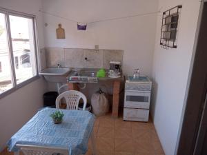 特拉曼达伊Apartamento para casal. Perto do mar的一个带桌子和水槽的小厨房
