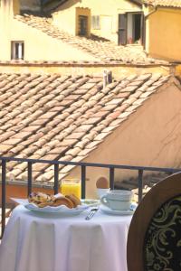 罗马缇亚特洛佩斯酒店的一张桌子,上面有一盘食物和咖啡